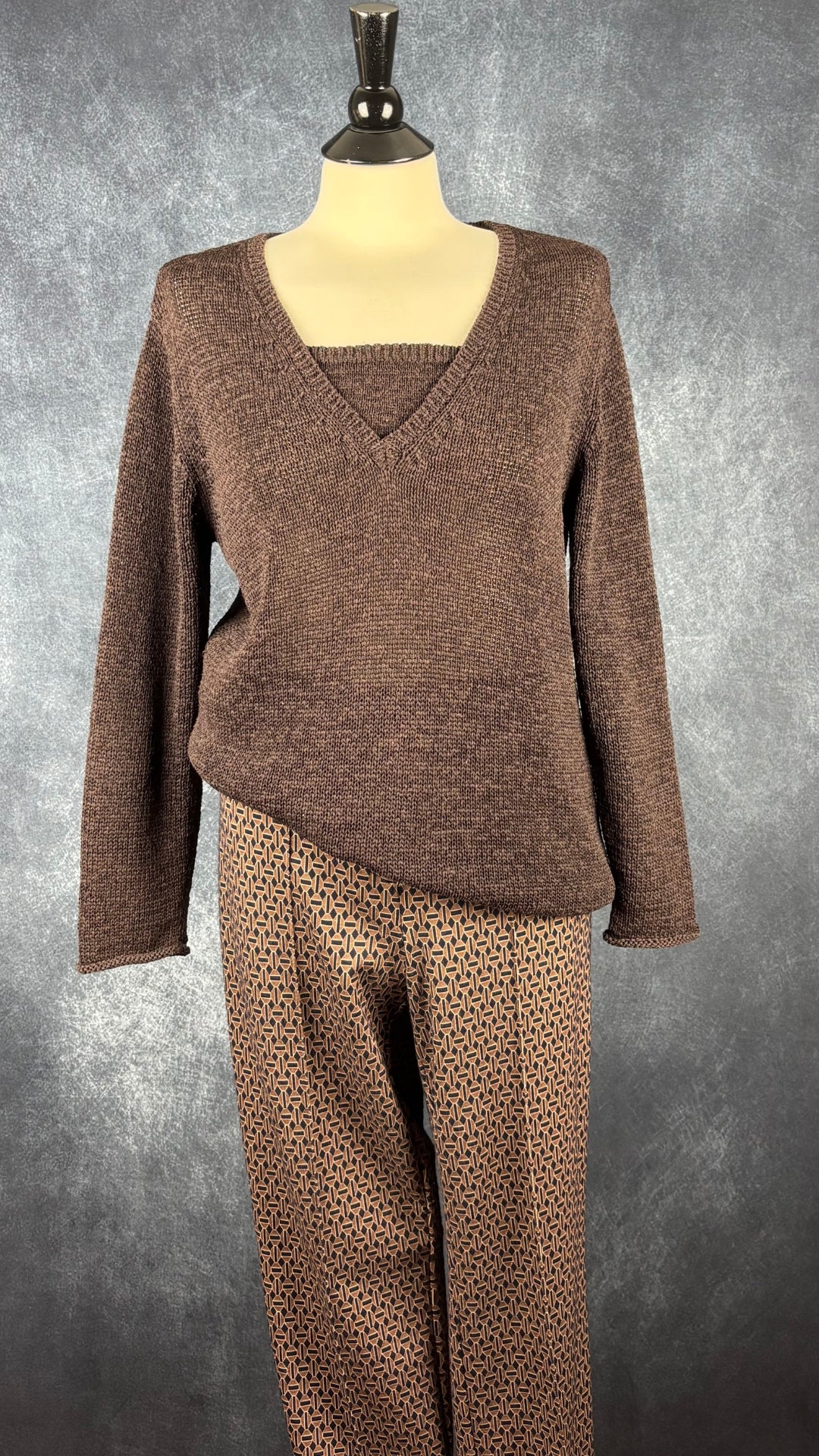 Chandail en tricot chocolat Gerry Weber Edition, taille 14 (large). Vue de l'agencement avec le pantalon Cambio à motifs.