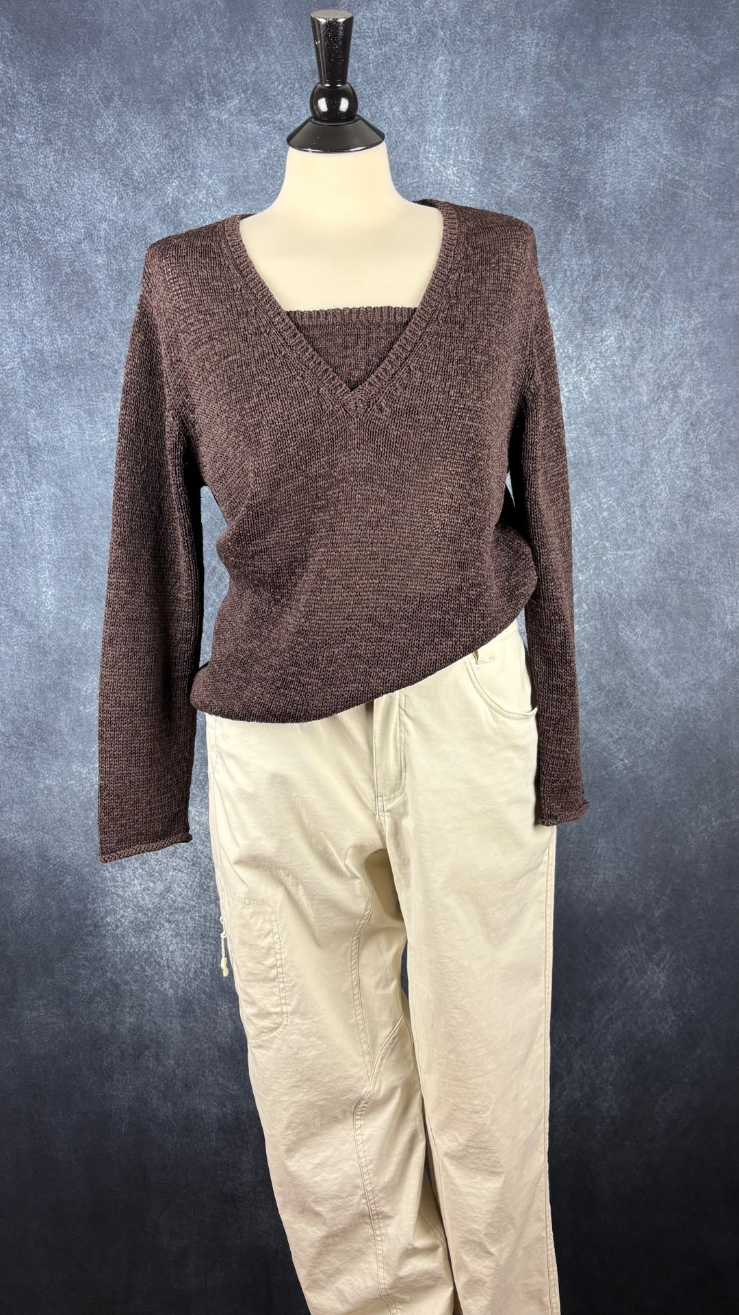 Chandail en tricot chocolat Gerry Weber Edition, taille 14 (large). Vue de l'agencement avec le pantalon beige crème Chlorophylle.