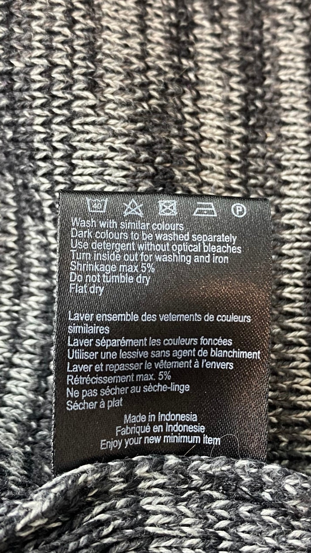 Chandail tricot col rond chiné Minimum, taille large. Vue de l'étiquette d'entretien.