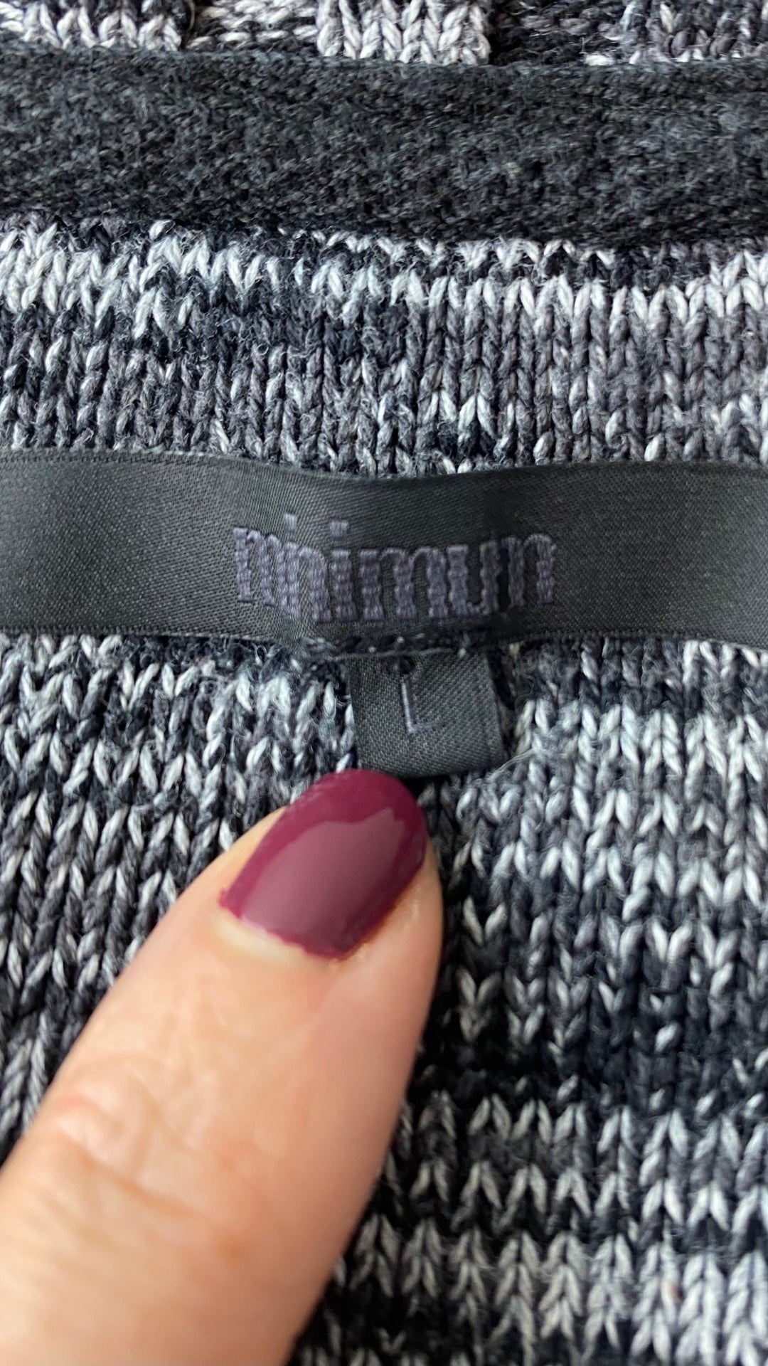Chandail tricot col rond chiné Minimum, taille large. Vue de l'étiquette de marque et taille.
