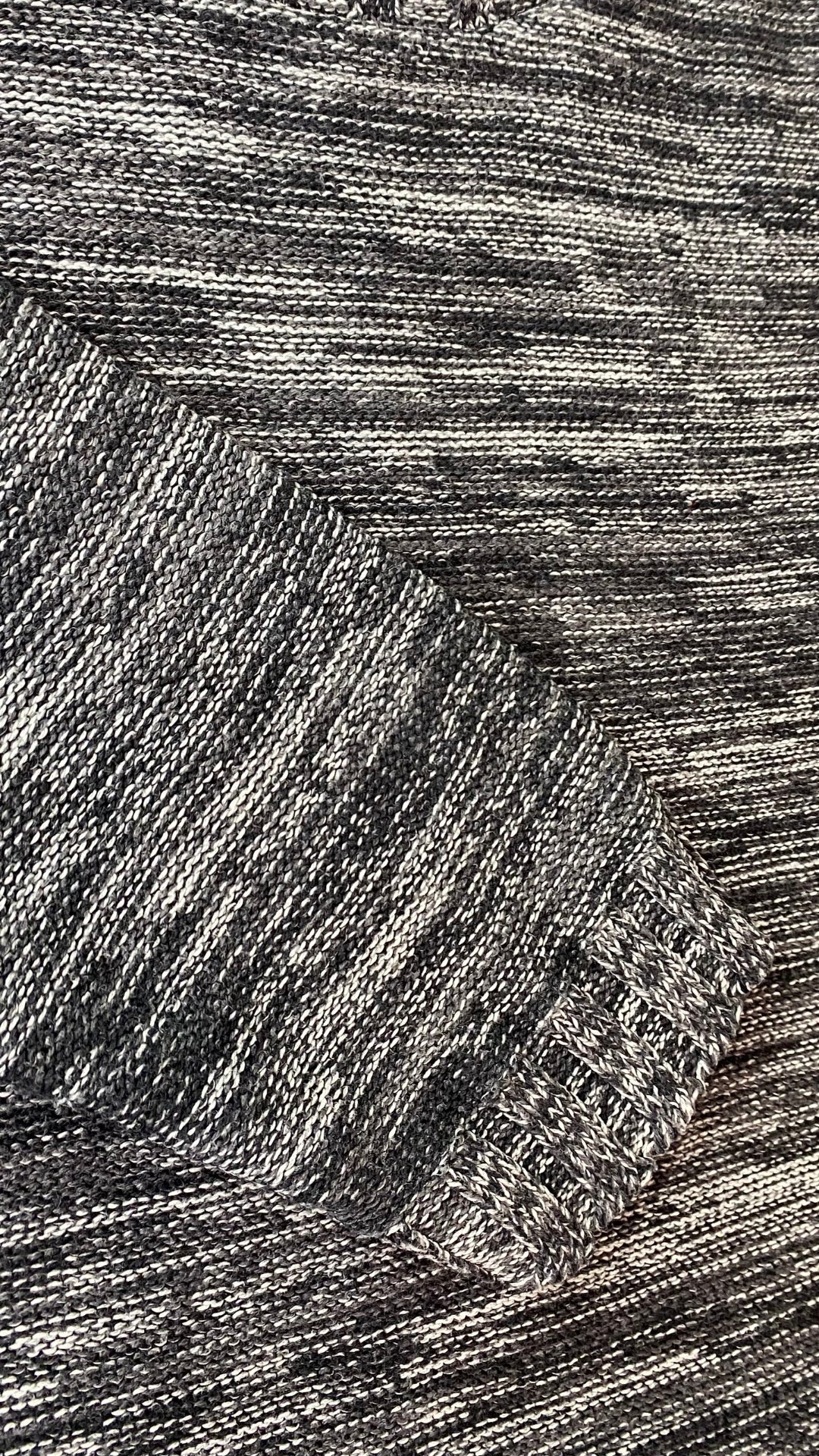 Chandail tricot col rond chiné Minimum, taille large. Vue de près du tissu.