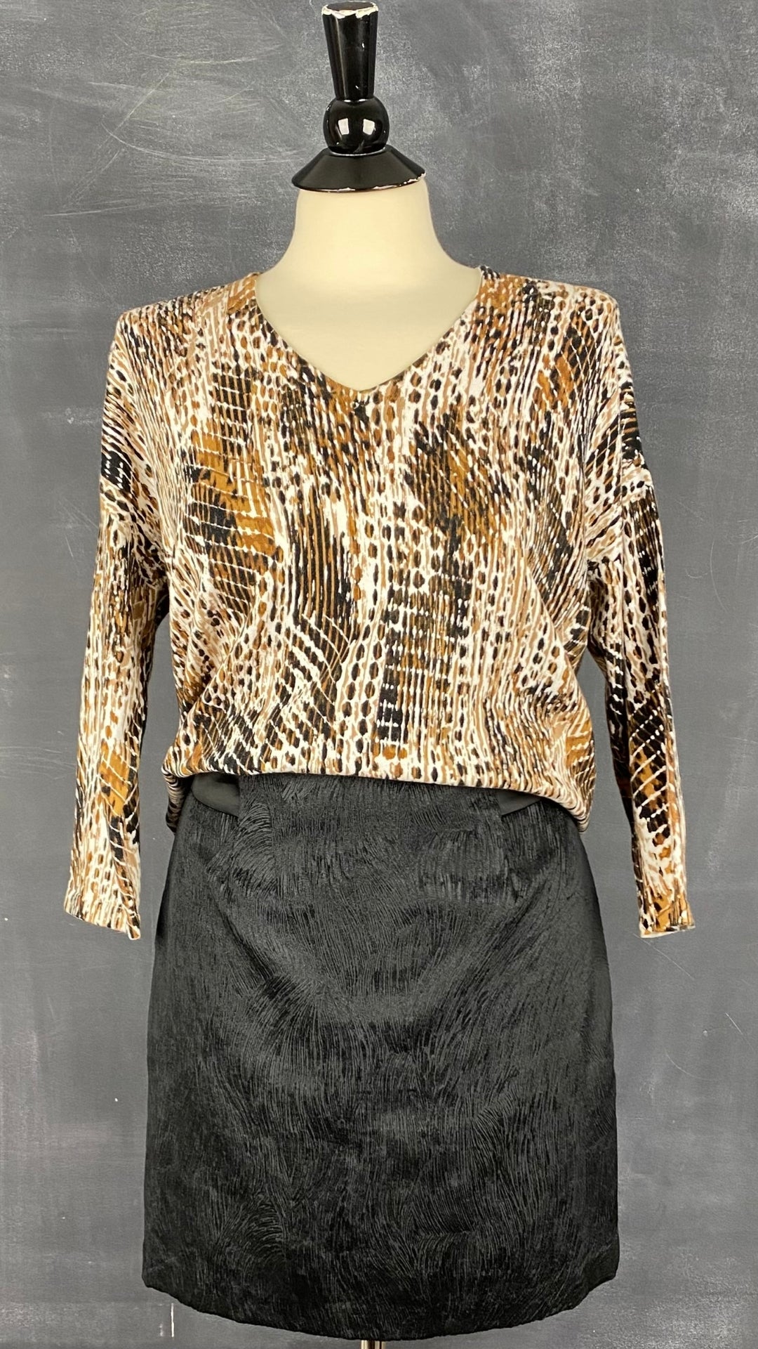 Chandail tricot col v motif style léopard Olsen, taille s/m. Vue de l'agencement avec la jupe texturée chic Tristan.