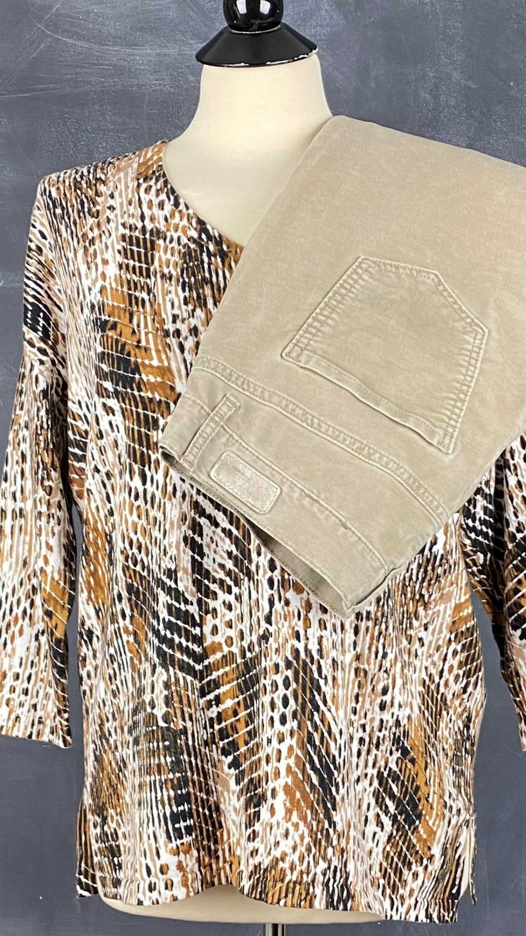 Chandail tricot col v motif style léopard Olsen, taille s/m. Vue de l'agencement avec le pantalon en velours côtelé Brax.