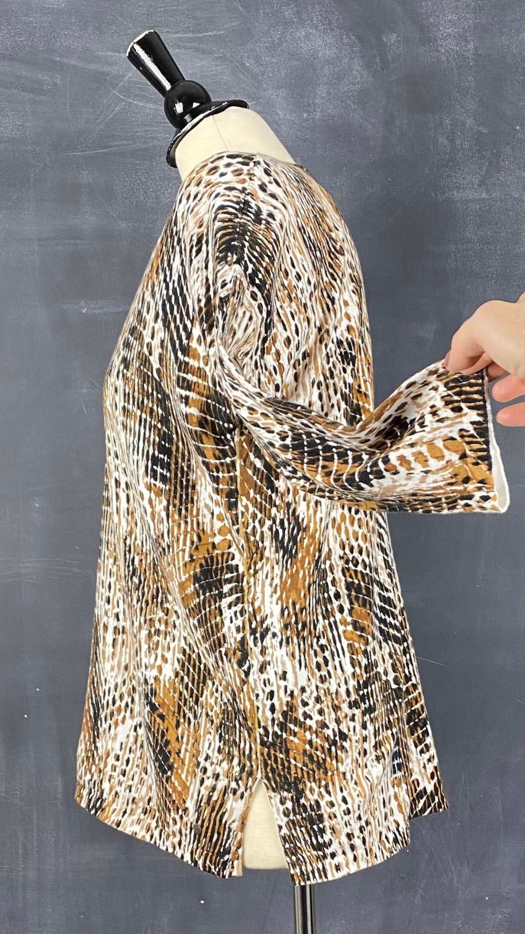 Chandail tricot col v motif style léopard Olsen, taille s/m. Vue de côté.