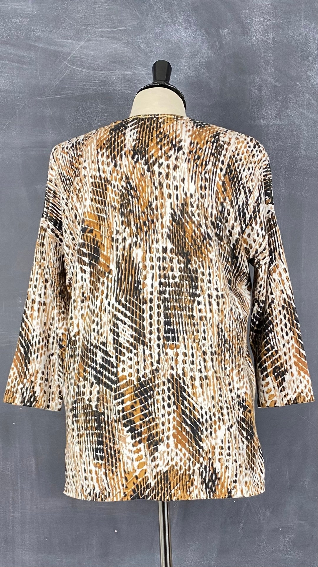 Chandail tricot col v motif style léopard Olsen, taille s/m. Vue de dos.
