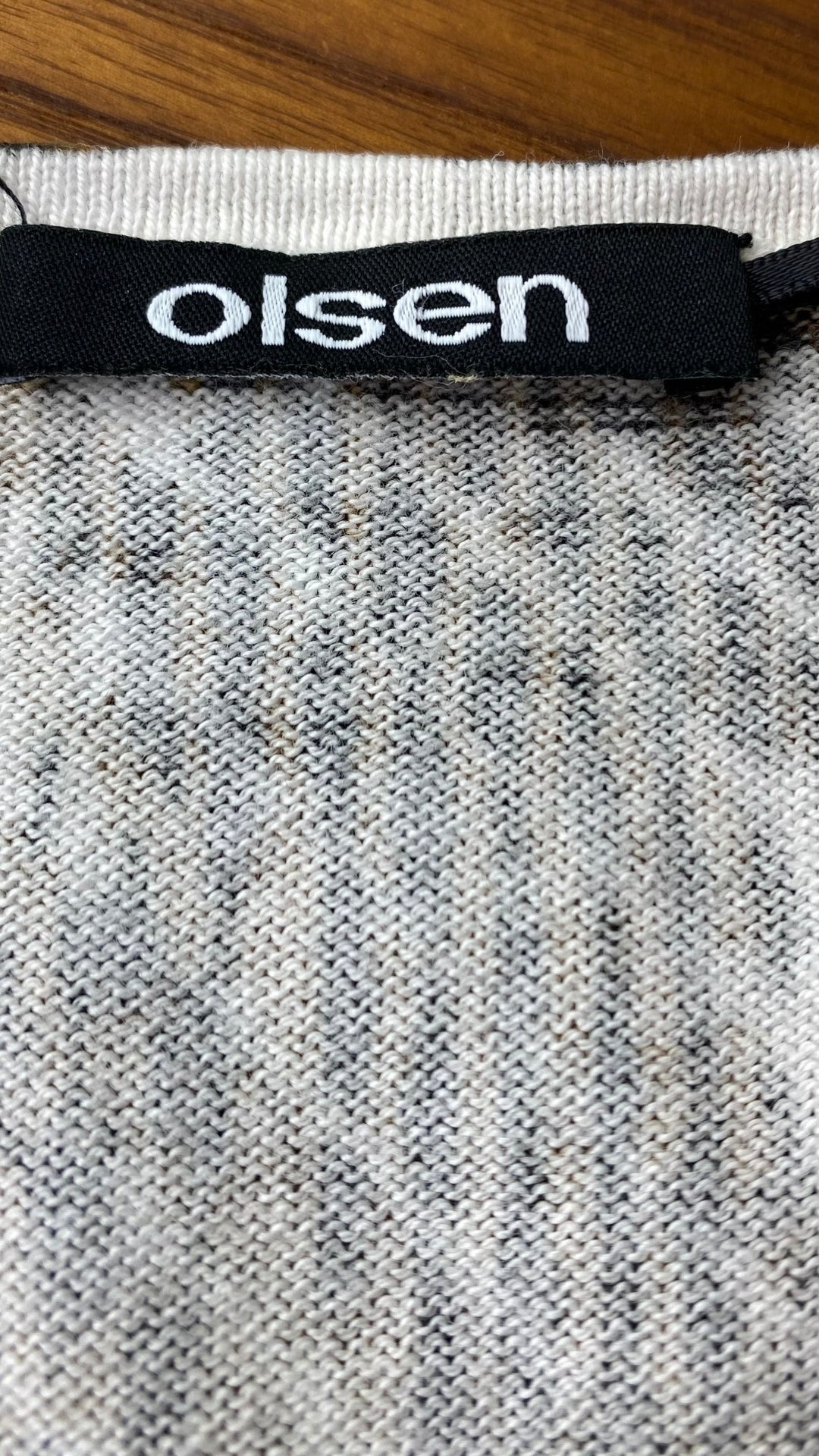 Chandail tricot col v motif style léopard Olsen, taille s/m. Vue de l'étiquette de marque.