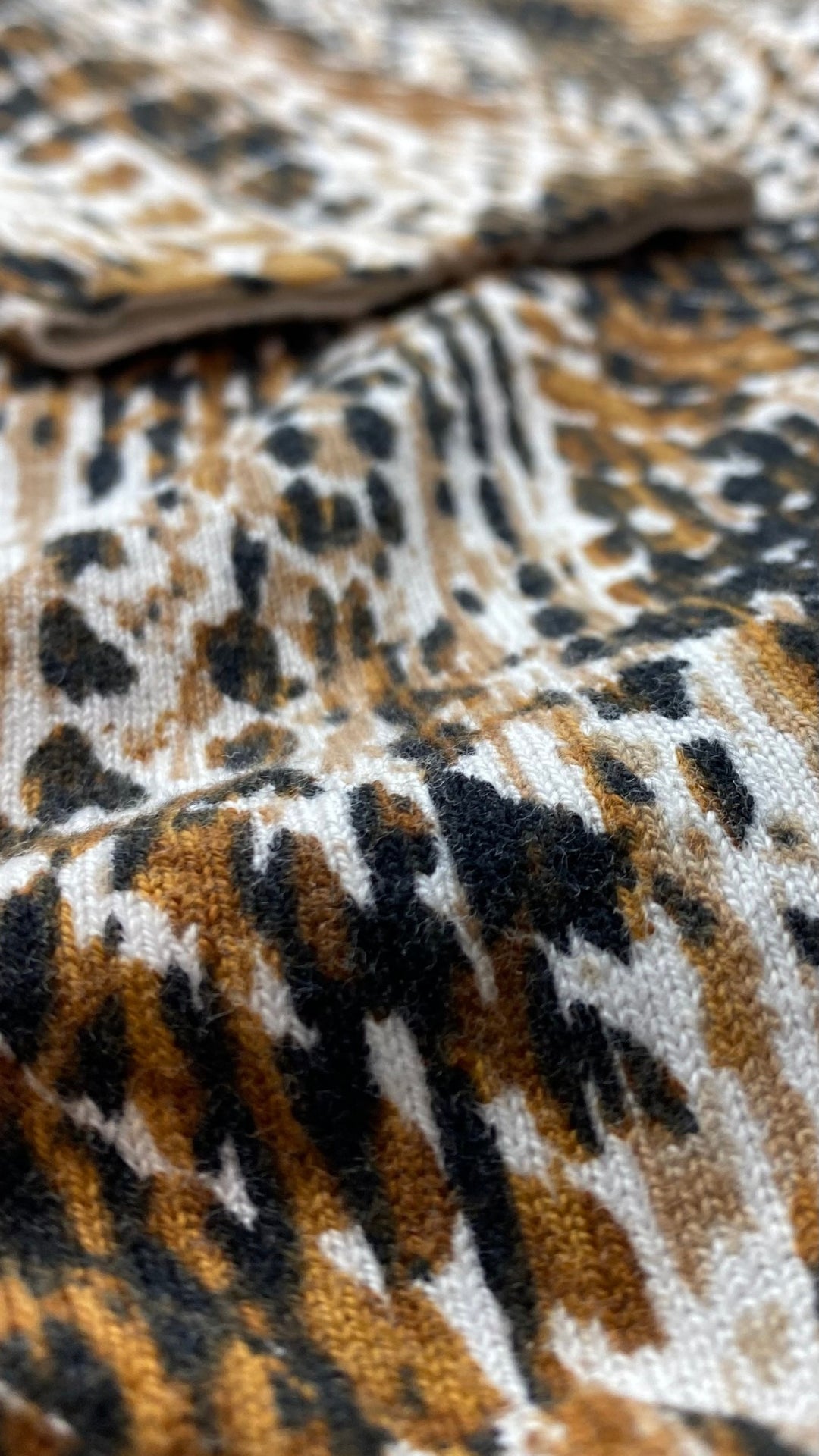 Chandail tricot col v motif style léopard Olsen, taille s/m. Vue de près du tissu.