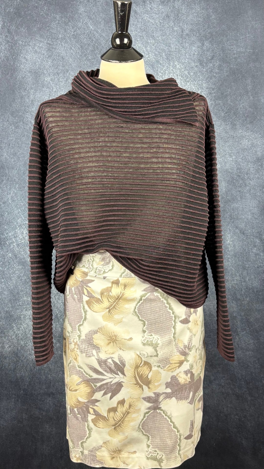 Chandail en tricot côtelé prune Sarah Pacini, taille unique. Vue de l'agencement avec la jupe florale Lisette L.
