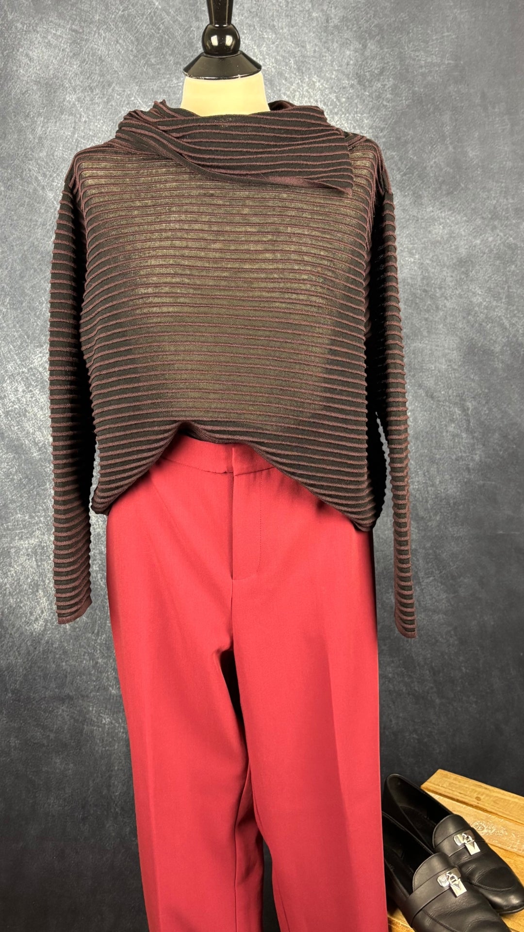 Chandail en tricot côtelé prune Sarah Pacini, taille unique. Vue de l'agencement avec le pantalon rouge brique Part Two et les flâneurs Michael Kors.