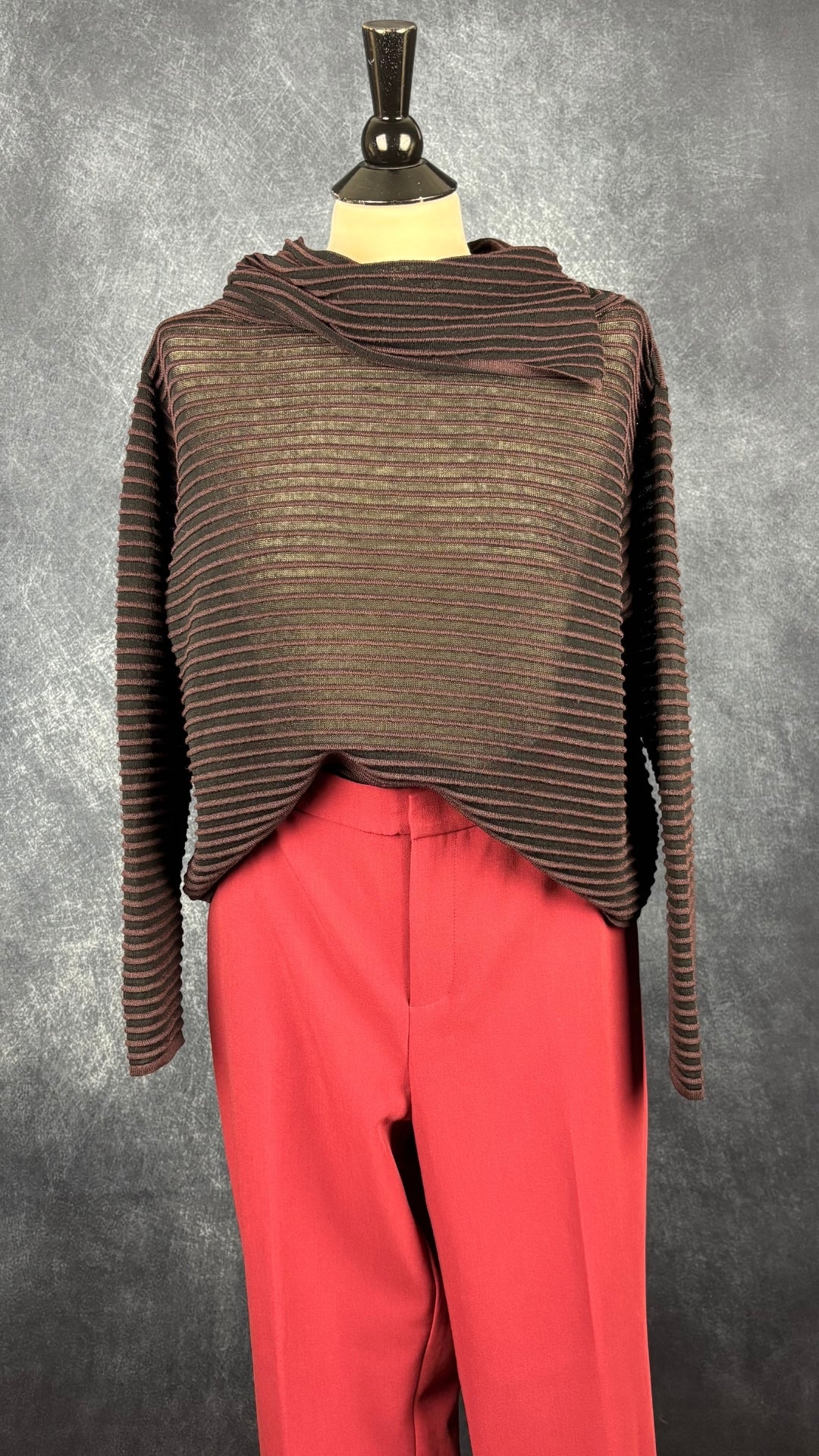 Chandail en tricot côtelé prune Sarah Pacini, taille unique. Vue de l'agencement avec le pantalon rouge brique Part Two.