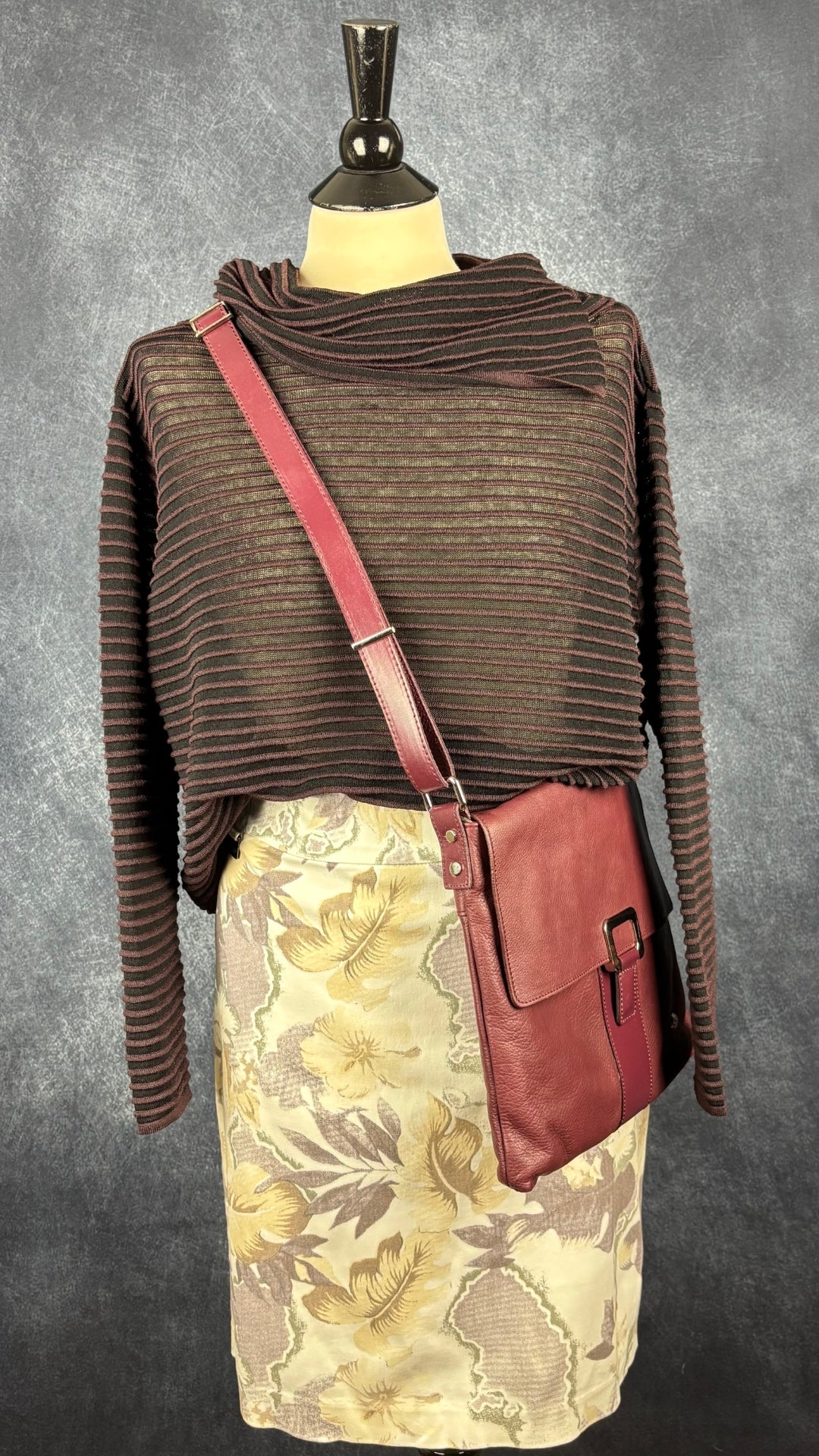 Chandail en tricot côtelé prune Sarah Pacini, taille unique. Vue de l'agencement avec la jupe florale Lisette L et le sac à main The Trend.