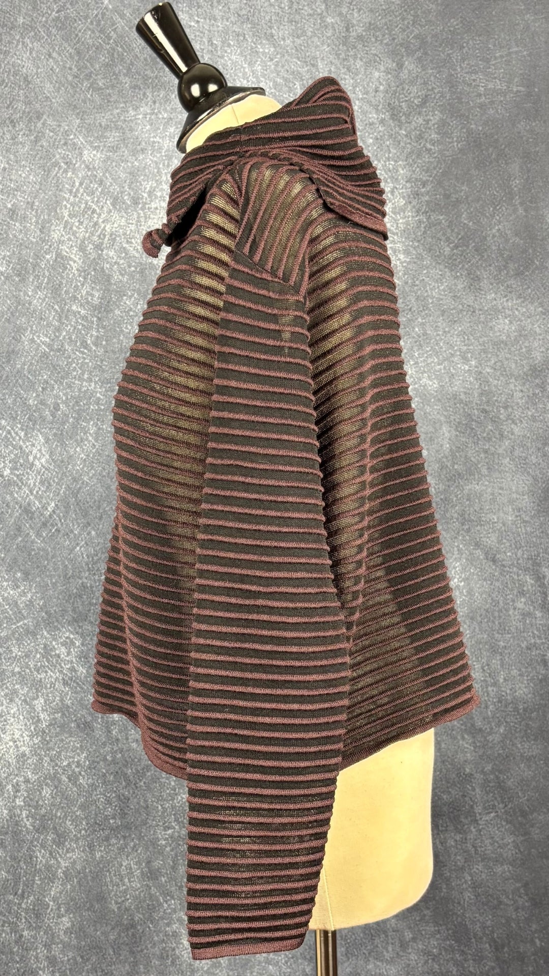 Chandail en tricot côtelé prune Sarah Pacini, taille unique. Vue de côté.