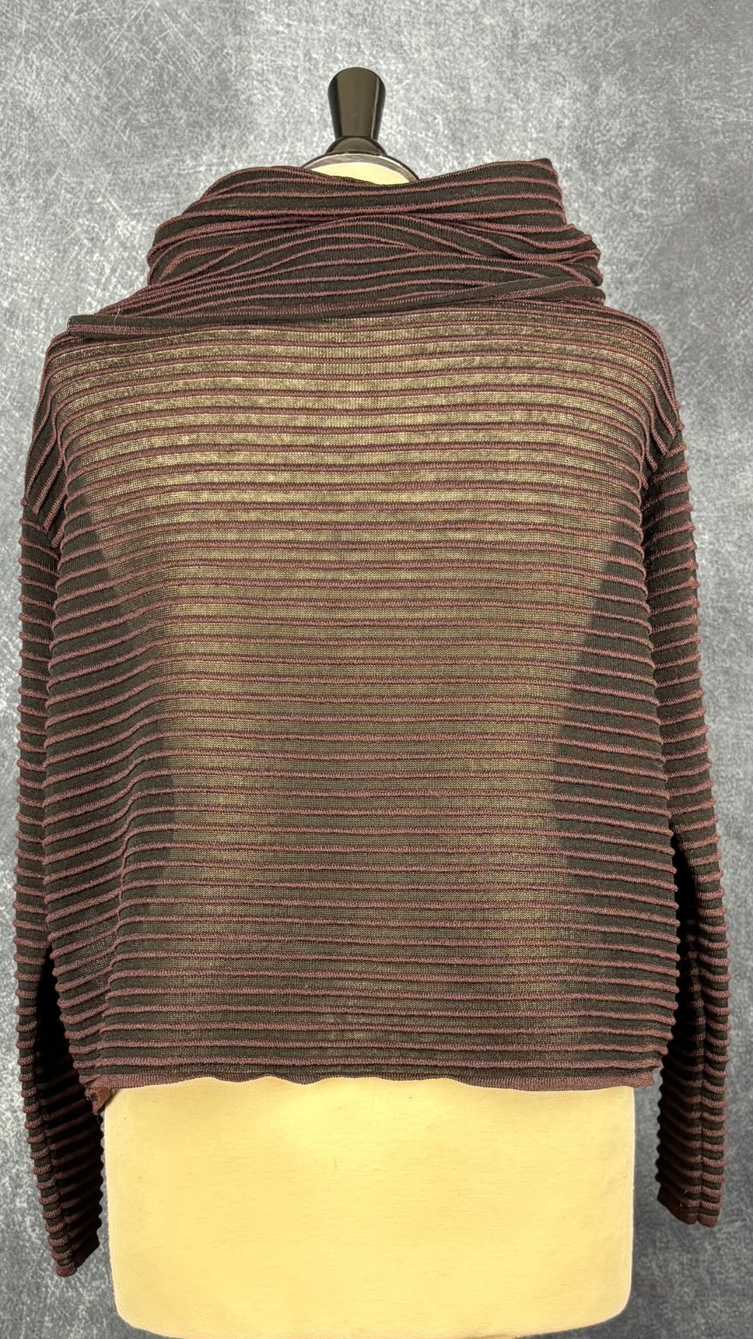 Chandail en tricot côtelé prune Sarah Pacini, taille unique. Vue de dos.