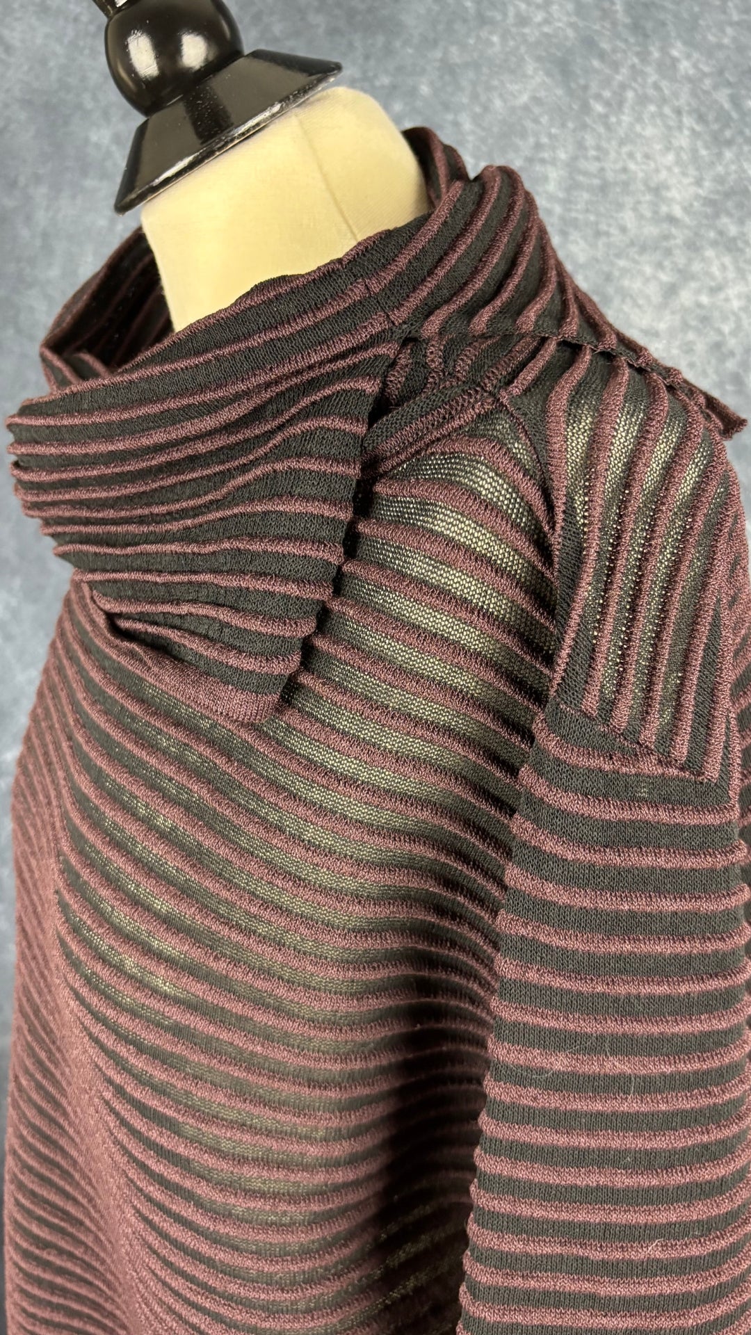 Chandail en tricot côtelé prune Sarah Pacini, taille unique. Vue de l'encolure.