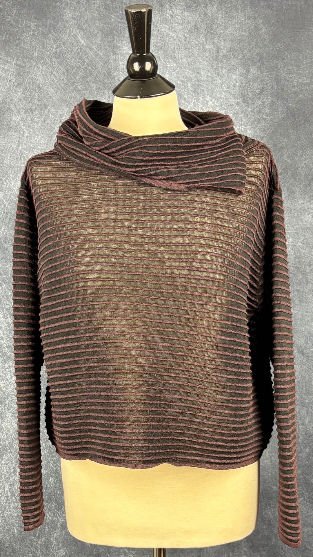 Chandail en tricot côtelé prune Sarah Pacini, taille unique. Vue de face.