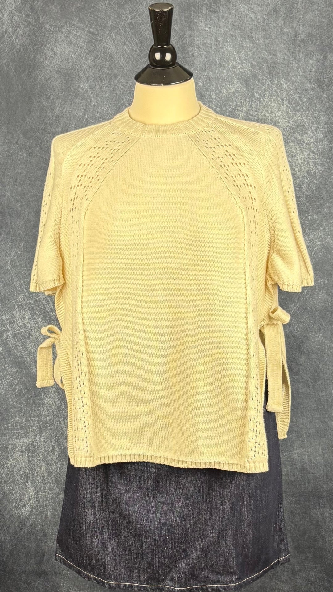 Chandail tricot de coton estival crème modèle Gala Dailystory, taille small. Vue de l'agencement avec la jupe Versace jeans.