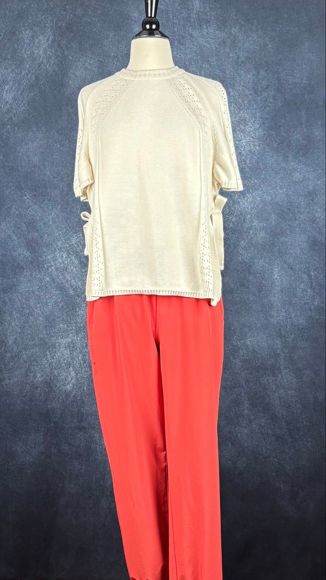 Chandail tricot de coton estival crème modèle Gala Dailystory, taille small. Vue de l'agencement avec le pantalon orange Banana Republic Sport.