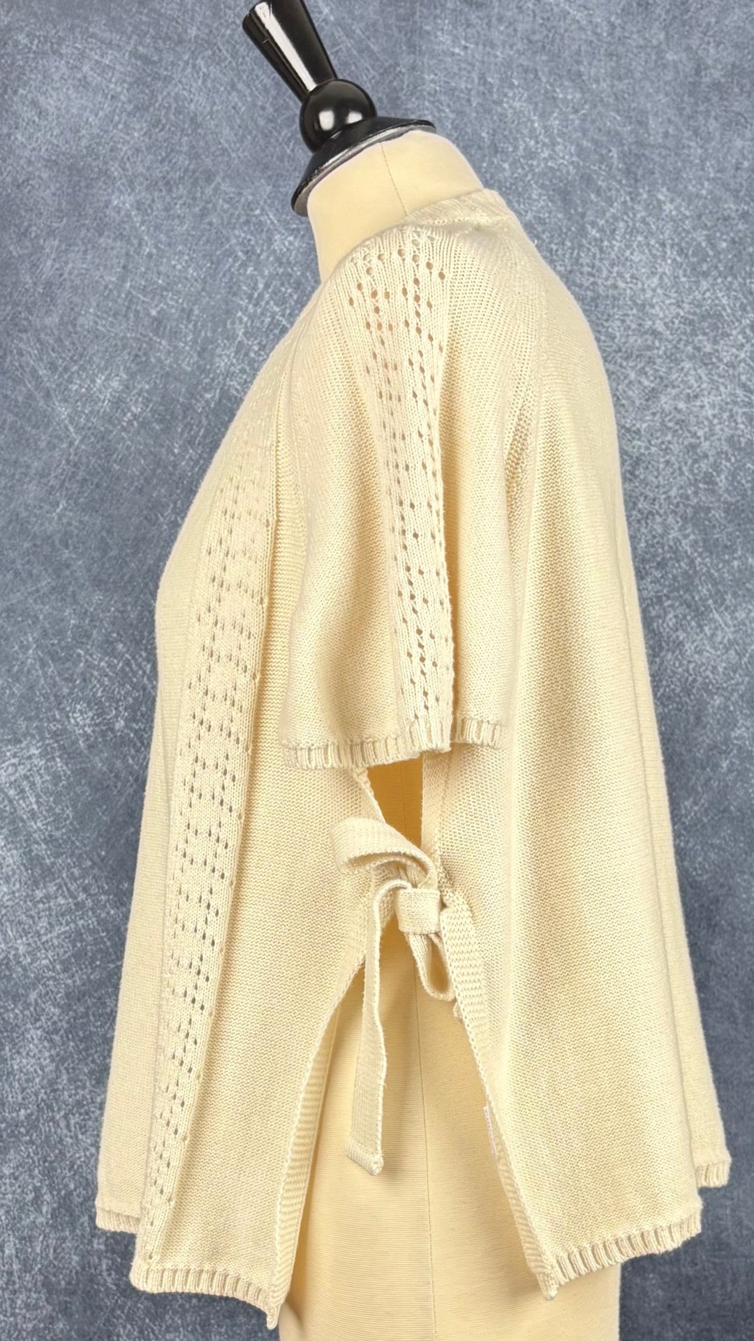 Chandail tricot de coton estival crème modèle Gala Dailystory, taille small. Vue de côté.