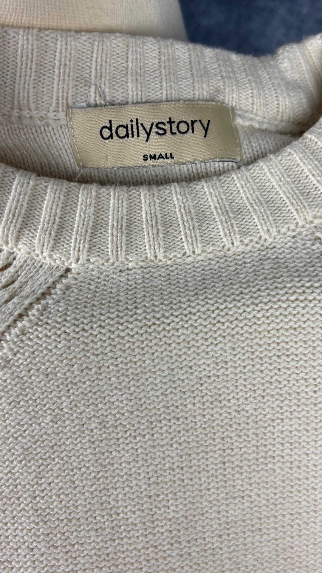Chandail tricot de coton estival crème modèle Gala Dailystory, taille small. Vue de l'étiquette.