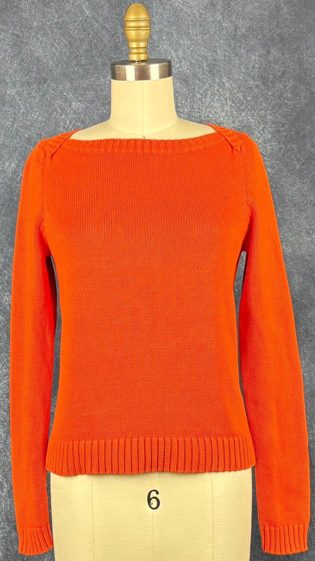 Chandail tricot coton orangé, encolure large, Jones New York Sport, taille small. Vue de face.