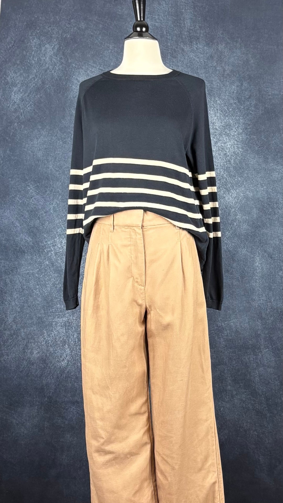 Chandail en tricot de coton marine très foncé à rayures beiges Edinburgh Knitwear, taille small. Vue de l'agencement avec le pantalon beige tan Wilfred.