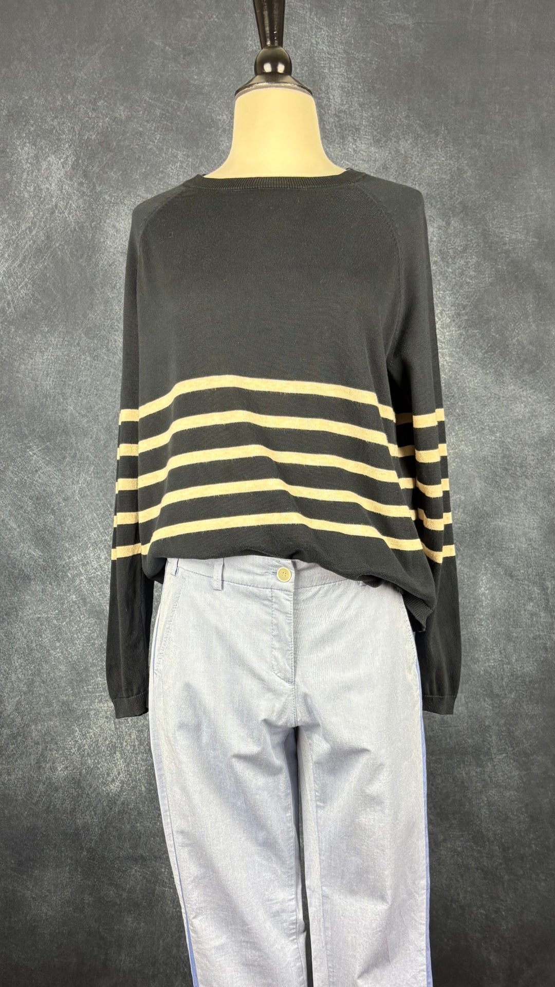 Chandail en tricot de coton marine très foncé à rayures beiges Edinburgh Knitwear, taille small. Vue de l'agencement avec le pantalon bleu Brax.