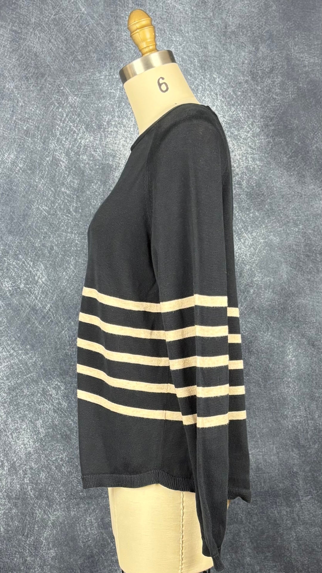 Chandail en tricot de coton marine très foncé à rayures beiges Edinburgh Knitwear, taille small. Vue de côté.