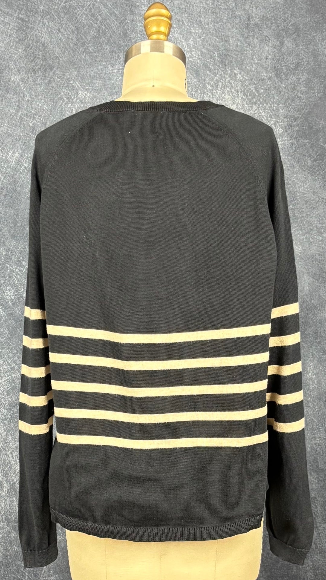 Chandail en tricot de coton marine très foncé à rayures beiges Edinburgh Knitwear, taille small. Vue de dos.