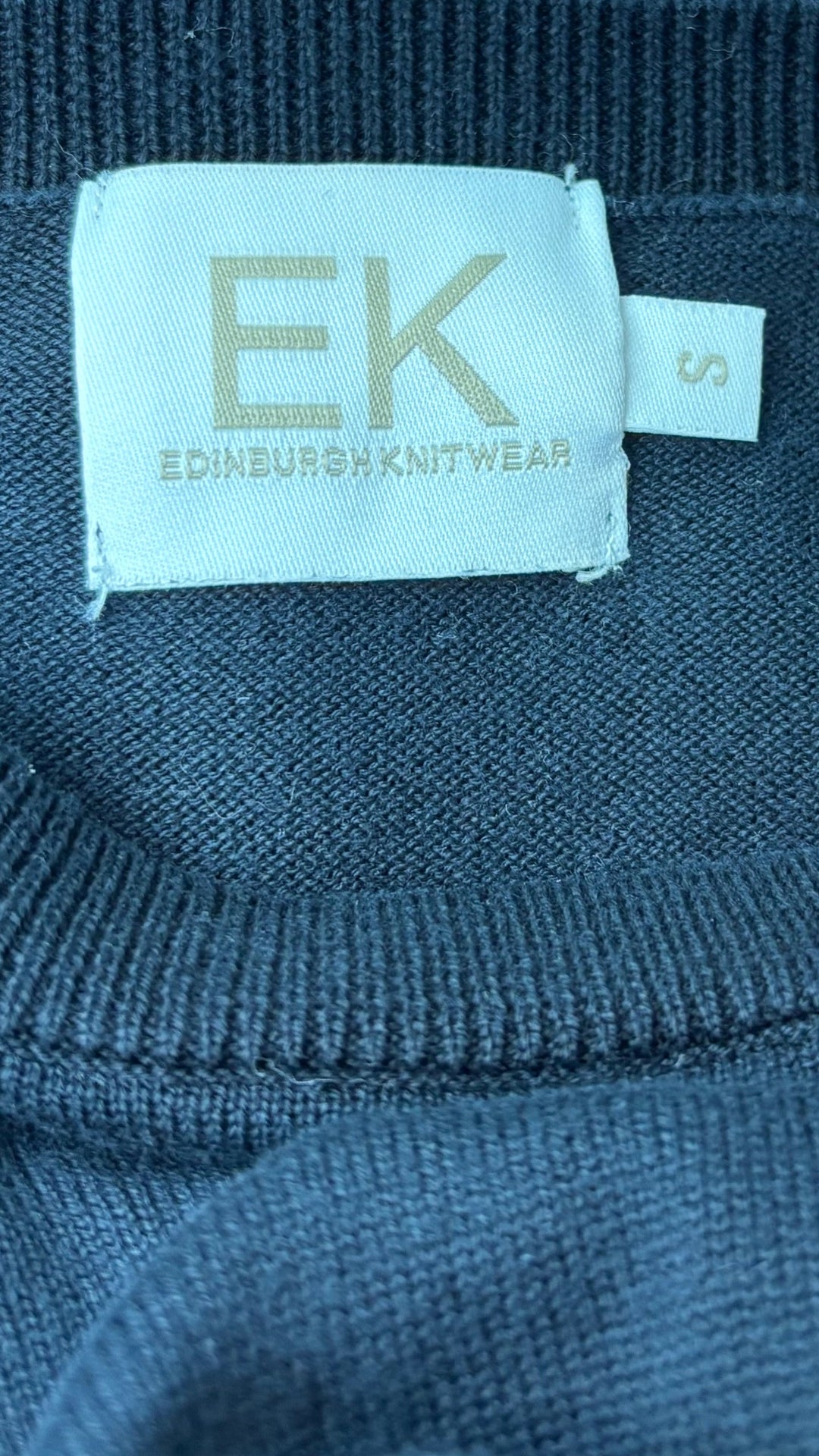 Chandail en tricot de coton marine très foncé à rayures beiges Edinburgh Knitwear, taille small. Vue de l'étiquette.