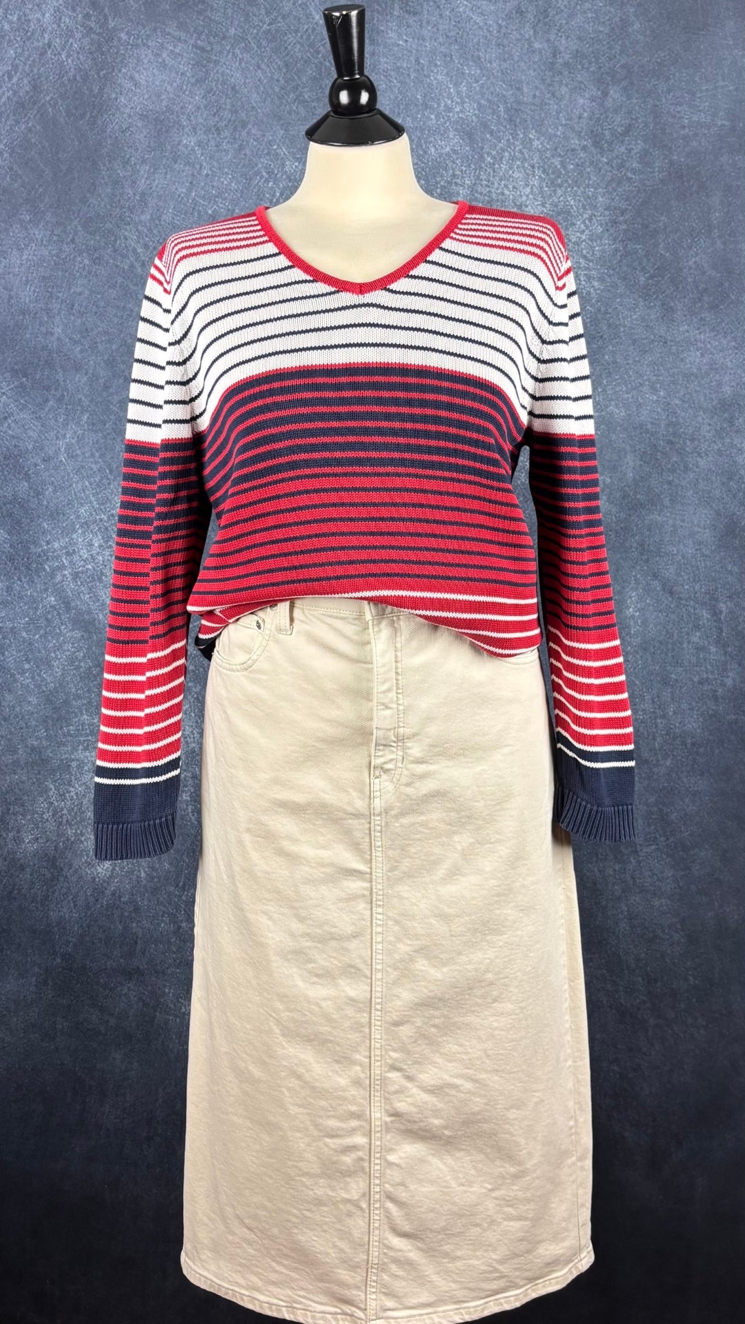 Chandail en tricot de coton à rayures marine, rouge cerise et blanc crème Liz Claiborne, taille medium (petite pour femmes de petite taille). Vue de l'agencement avec la jupe en denim crème Banana Republic.