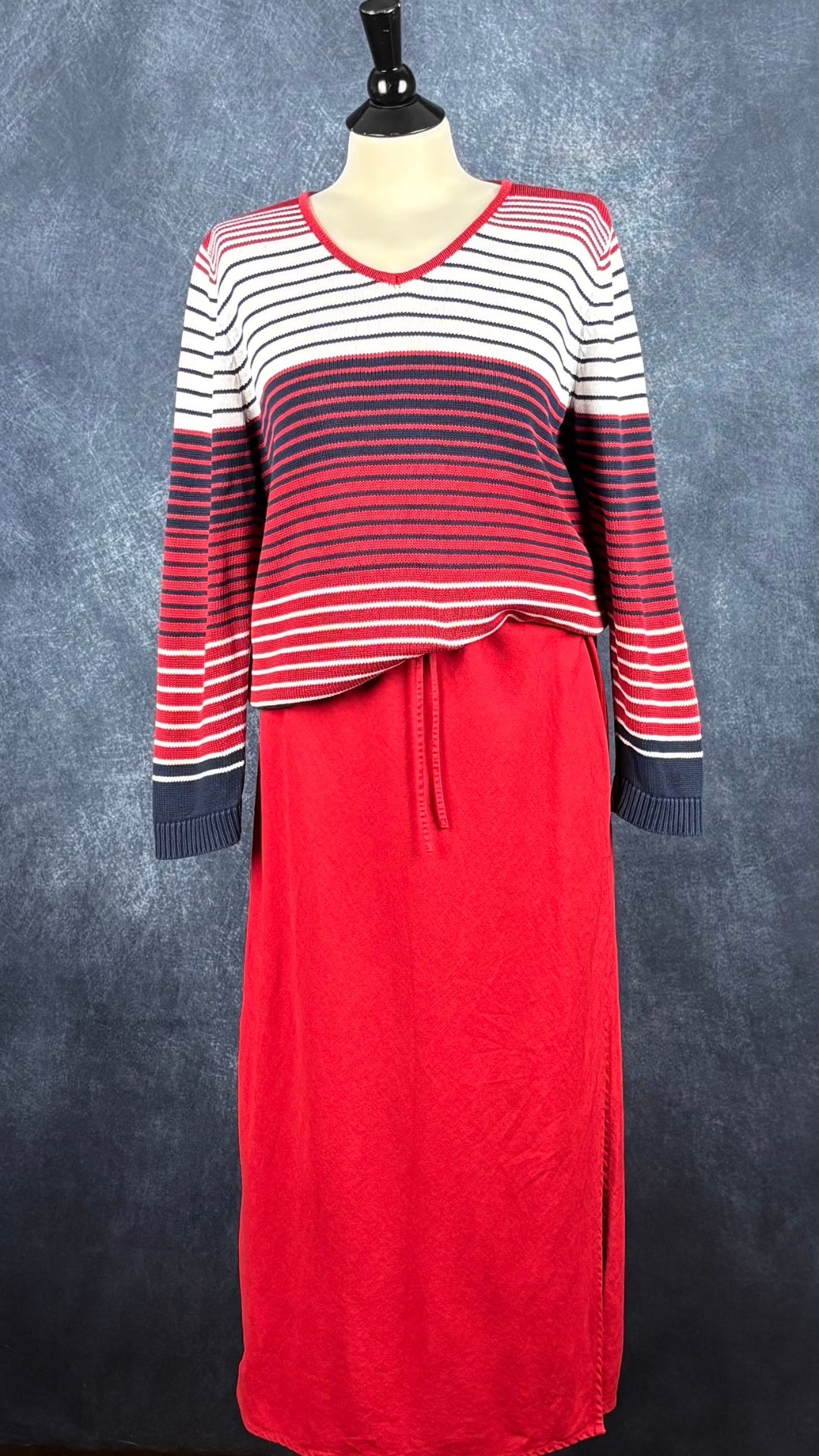 Chandail en tricot de coton à rayures marine, rouge cerise et blanc crème Liz Claiborne, taille medium (petite pour femmes de petite taille). Vue de l'agencement avec la jupe en mélange de lin rouge Gap.