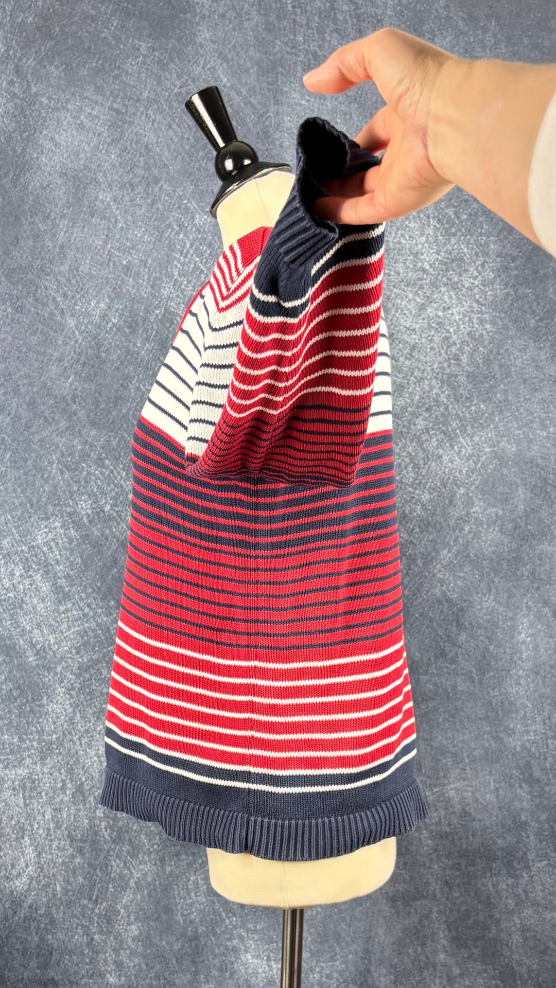 Chandail en tricot de coton à rayures marine, rouge cerise et blanc crème Liz Claiborne, taille medium (petite pour femmes de petite taille). Vue de côté, manche relevée.