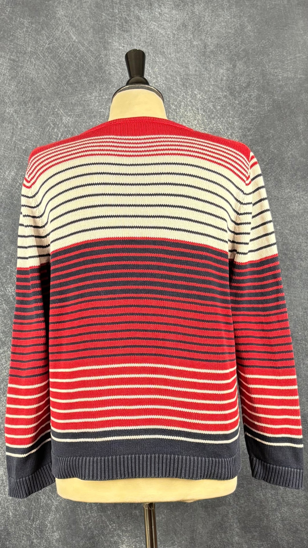 Chandail en tricot de coton à rayures marine, rouge cerise et blanc crème Liz Claiborne, taille medium (petite pour femmes de petite taille). Vue de dos.