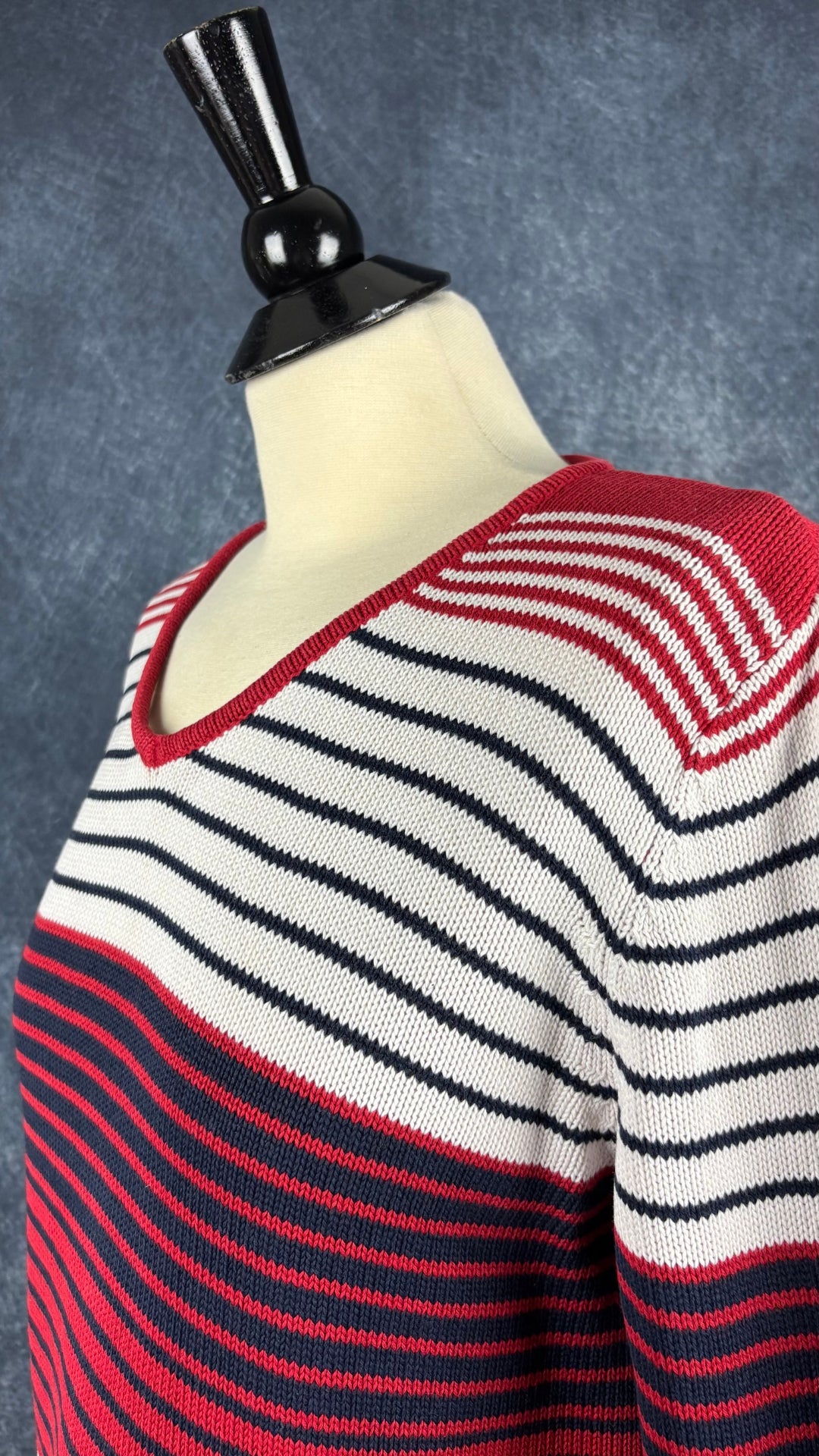 Chandail en tricot de coton à rayures marine, rouge cerise et blanc crème Liz Claiborne, taille medium (petite pour femmes de petite taille). Vue de l'encolure.