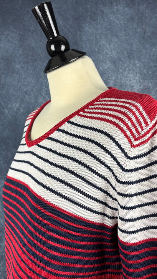 Chandail en tricot de coton à rayures marine, rouge cerise et blanc crème Liz Claiborne, taille medium (petite pour femmes de petite taille). Vue de l'encolure.