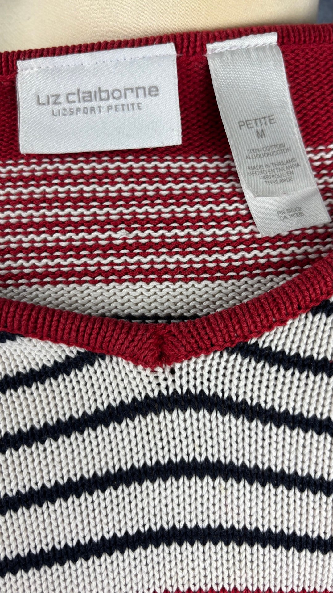 Chandail en tricot de coton à rayures marine, rouge cerise et blanc crème Liz Claiborne, taille medium (petite pour femmes de petite taille). Vue de l'étiquette.