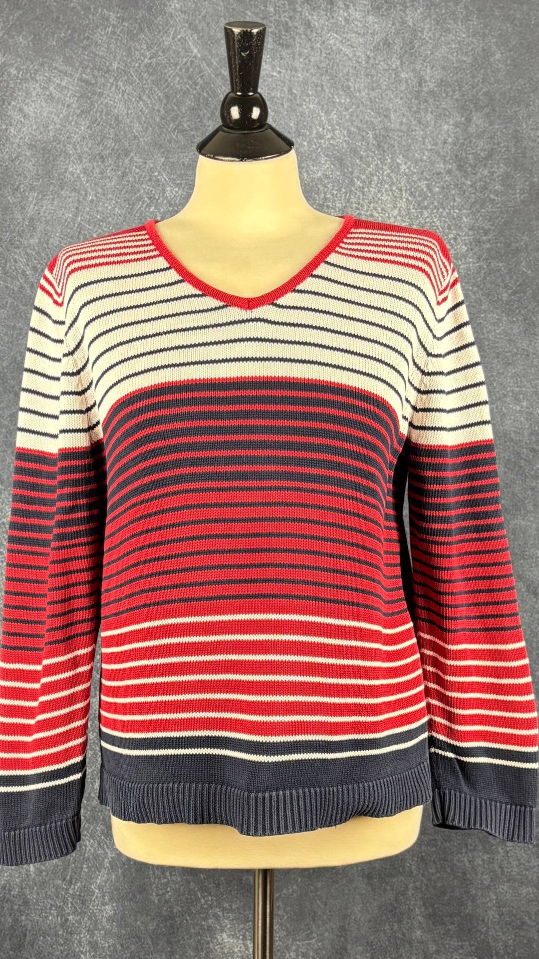Chandail en tricot de coton à rayures marine, rouge cerise et blanc crème Liz Claiborne, taille medium (petite pour femmes de petite taille). Vue de face.