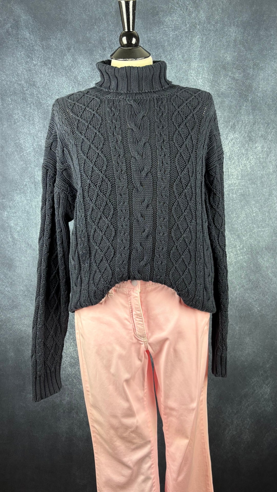 Chandail tunique en tricot de coton torsadé marine à col roulé Ça va de soi, taille medium. Vue de l'agencement avec le pantalon rose Cambio.