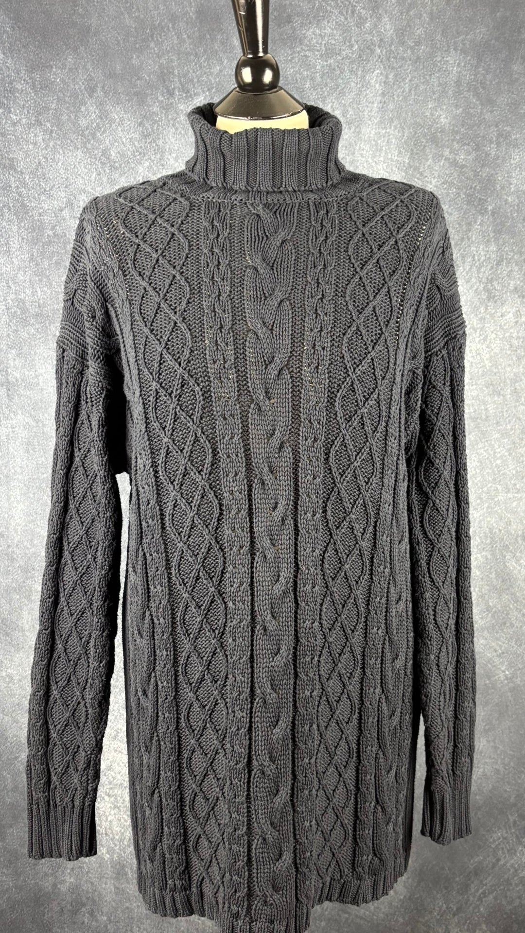 Chandail tunique en tricot de coton torsadé marine à col roulé Ça va de soi, taille medium. Vue de face.