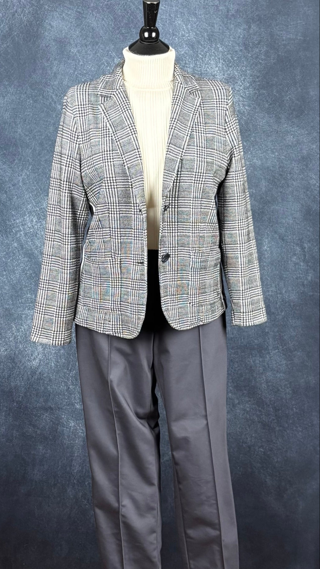 Chandail en tricot crème doux et moelleux, très extensible, à col roulé, Olsen, taille 14 (taille estimée à medium/large). Vue de l'agencement avec le pantalon gris bleuté Marc Aurel et le blazer à carreaux prince-de-galles Brax.