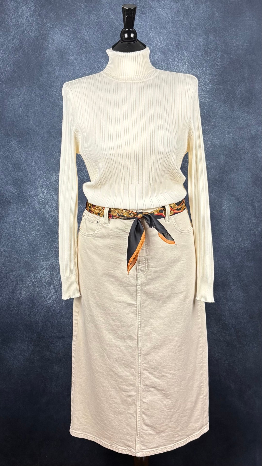 Chandail en tricot crème doux et moelleux, très extensible, à col roulé, Olsen, taille 14 (taille estimée à medium/large). Vue de l'agencement avec la jupe en denim écru et le foulard coloré.