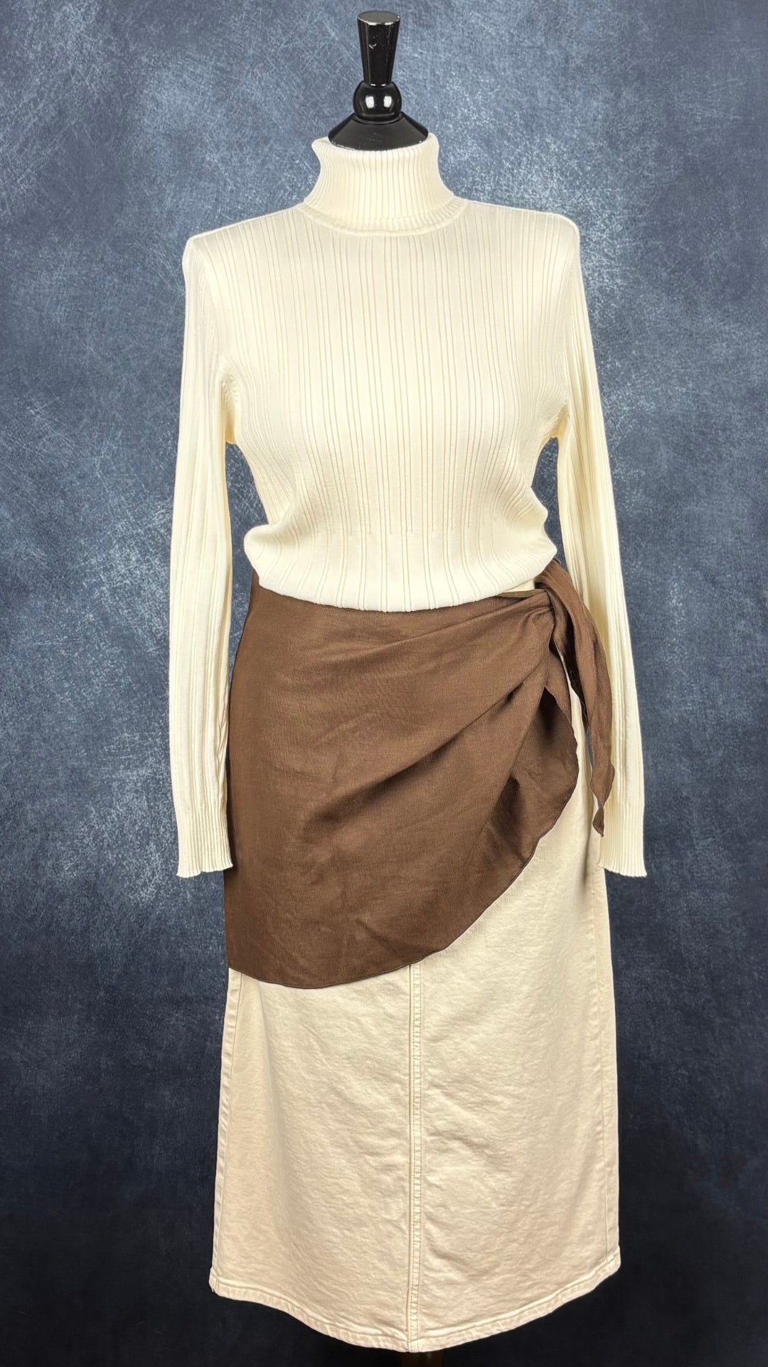 Chandail en tricot crème doux et moelleux, très extensible, à col roulé, Olsen, taille 14 (taille estimée à medium/large). Vue de l'agencement avec la jupe en denim écru et la jupe en lin.