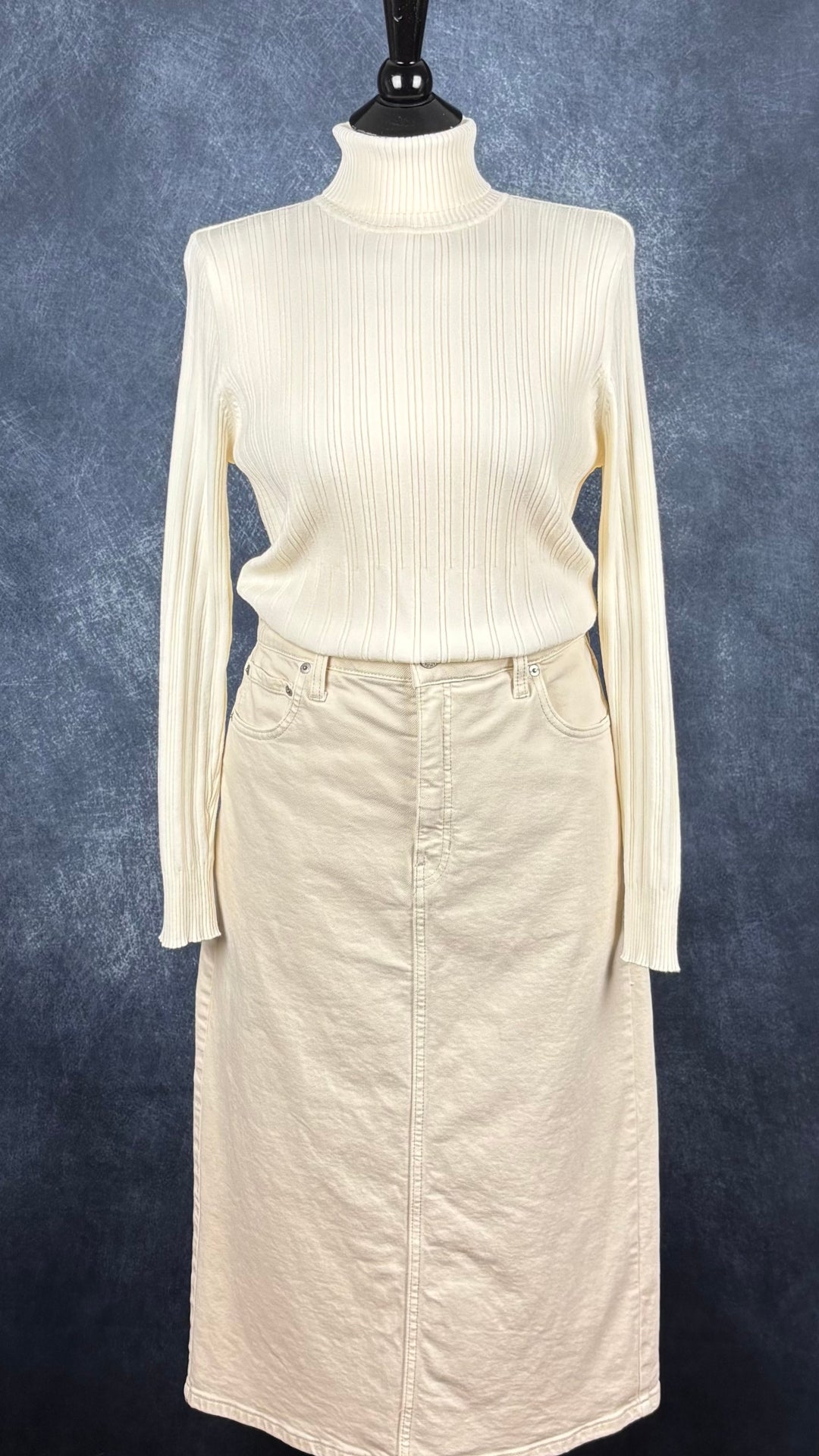 Chandail en tricot crème doux et moelleux, très extensible, à col roulé, Olsen, taille 14 (taille estimée à medium/large). Vue de l'agencement avec la jupe en denim écru.