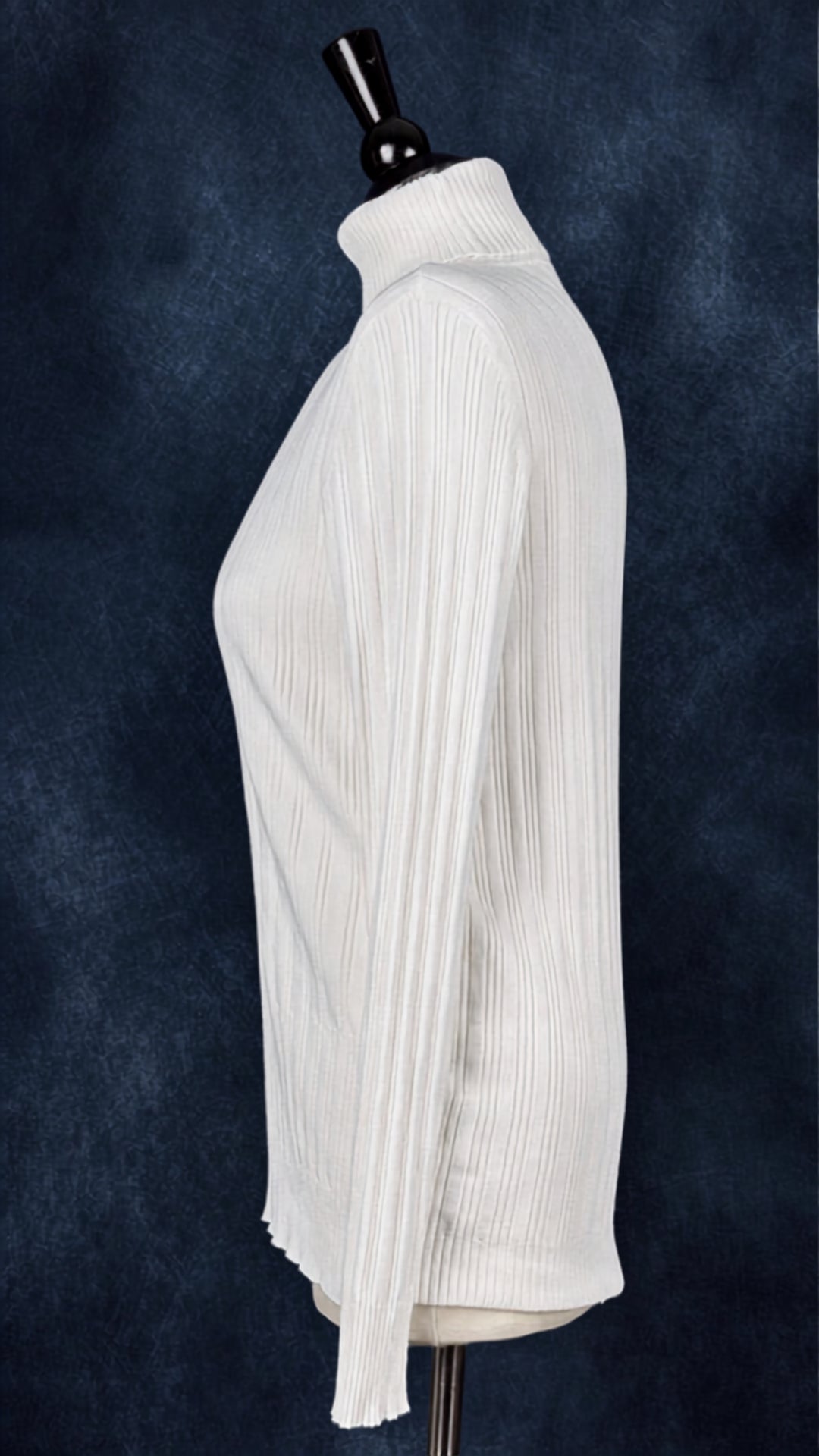 Chandail en tricot crème doux et moelleux, très extensible, à col roulé, Olsen, taille 14 (taille estimée à medium/large). Vue de côté.