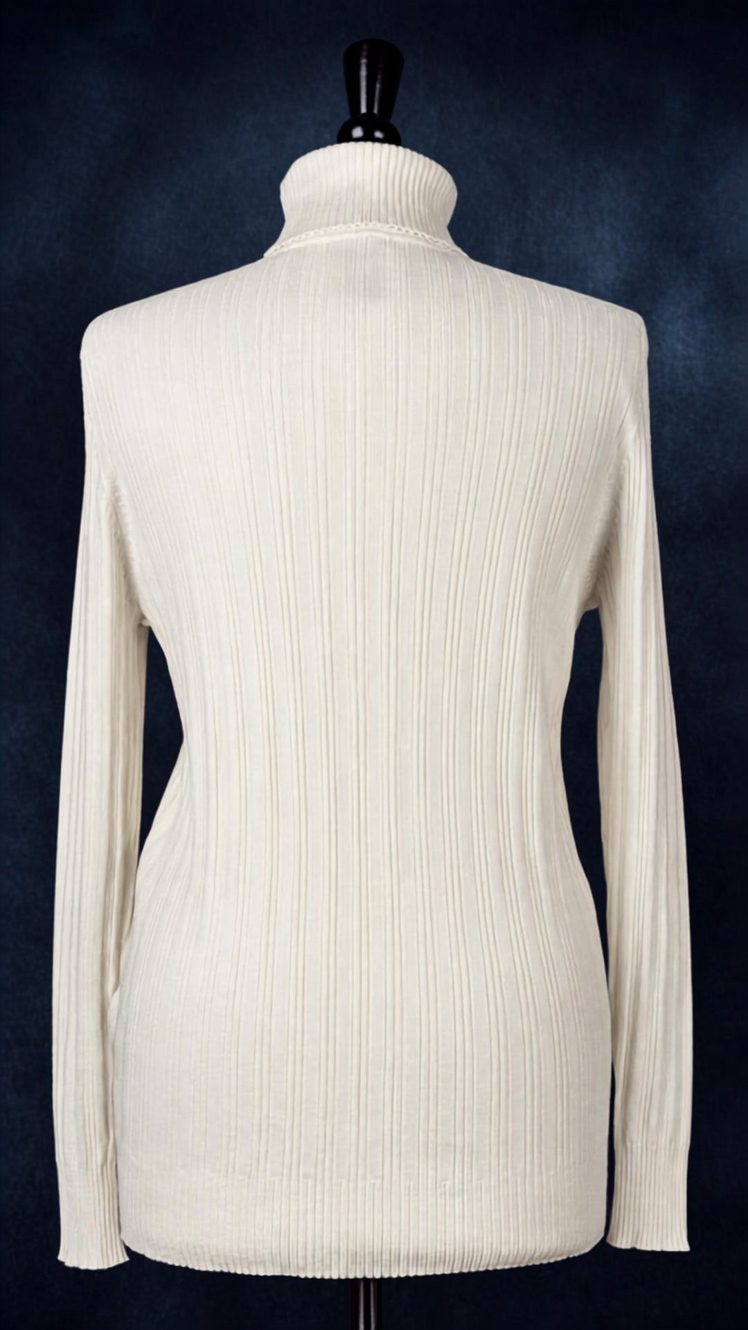 Chandail en tricot crème doux et moelleux, très extensible, à col roulé, Olsen, taille 14 (taille estimée à medium/large). Vue de dos.