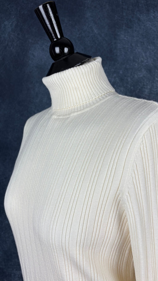Chandail en tricot crème doux et moelleux, très extensible, à col roulé, Olsen, taille 14 (taille estimée à medium/large). Vue de l'encolure.