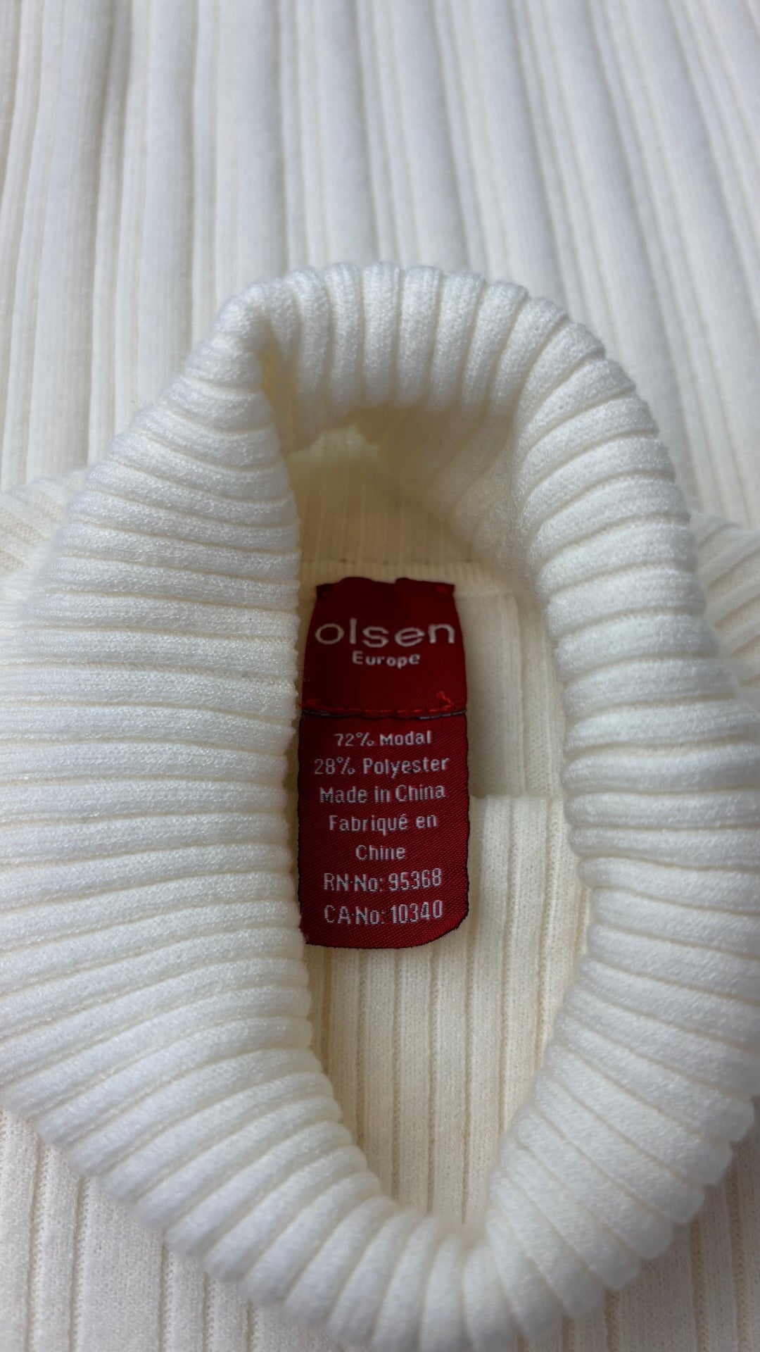 Chandail en tricot crème doux et moelleux, très extensible, à col roulé, Olsen, taille 14 (taille estimée à medium/large). Vue de l'étiquette.