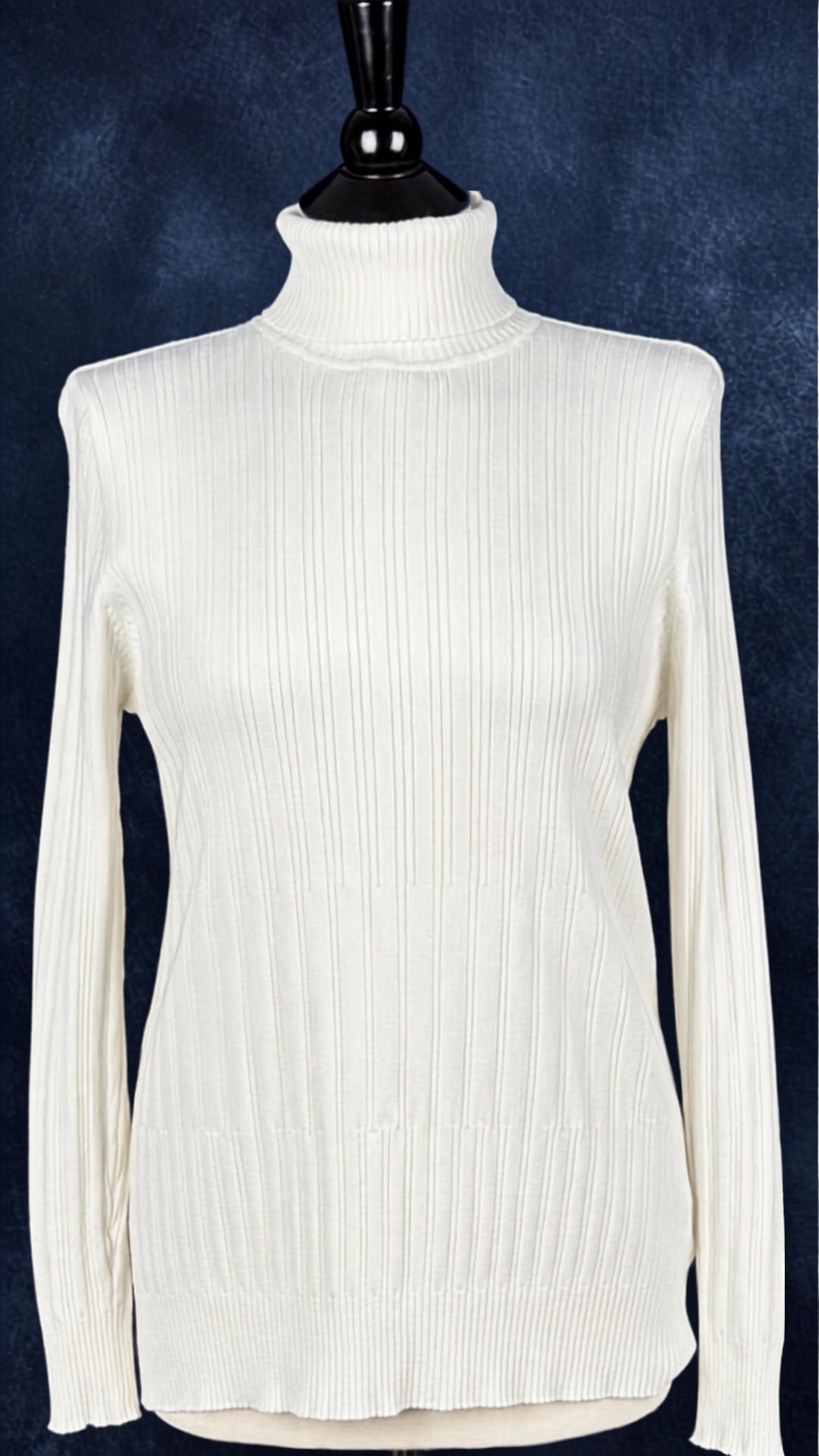 Chandail en tricot crème doux et moelleux, très extensible, à col roulé, Olsen, taille 14 (taille estimée à medium/large). Vue de face.