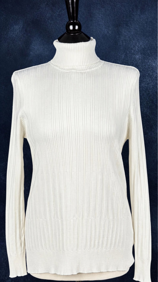 Chandail en tricot crème doux et moelleux, très extensible, à col roulé, Olsen, taille 14 (taille estimée à medium/large). Vue de face.