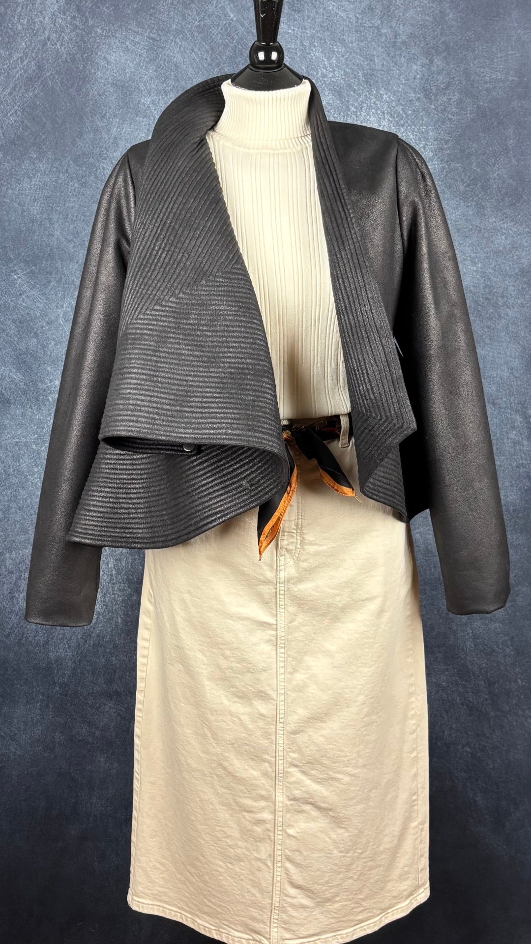 Chandail en tricot crème doux et moelleux, très extensible, à col roulé, Olsen, taille 14 (taille estimée à medium/large). Vue de l'agencement avec la jupe en denim écru, le foulard coloré et la veste design Tom Adrian.